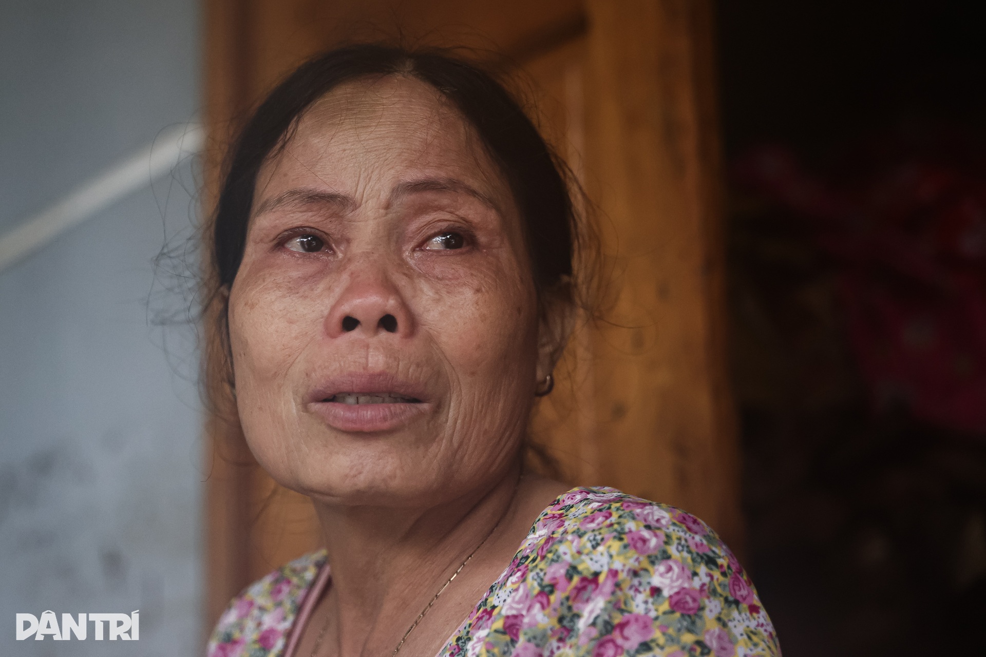 Mẹ già òa khóc khi nhận lương thực giữa biển nước cô lập suốt hai ngày - 8