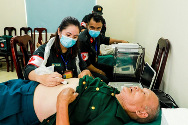 Cảnh sát cơ động khám sức khỏe cho cựu chiến binh, các gia đình chính sách