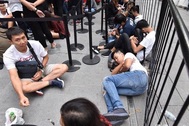 Chuyện người Việt xuất ngoại, xếp hàng chờ mua iPhone lên báo nước ngoài