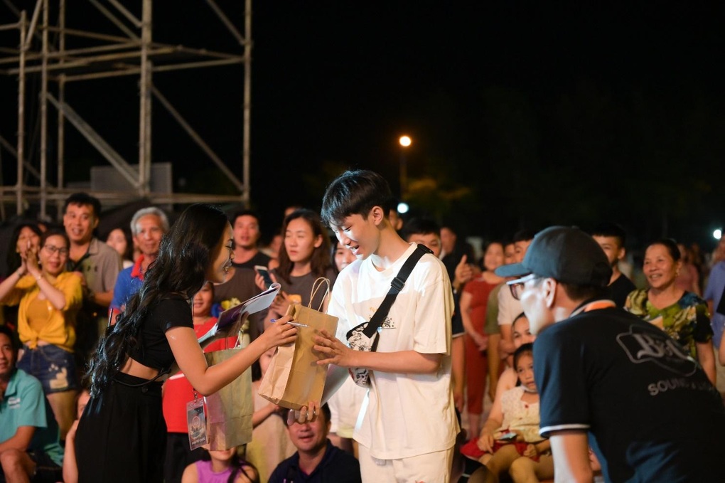 Nồng nhiệt và sâu lắng trong đêm nghệ thuật Sun Fest thứ 9 với chủ đề nhạc Bolero - 2 Nồng nhiệt và sâu lắng trong đêm nghệ thuật Sun Fest thứ 9 với chủ đề nhạc Bolero - 2