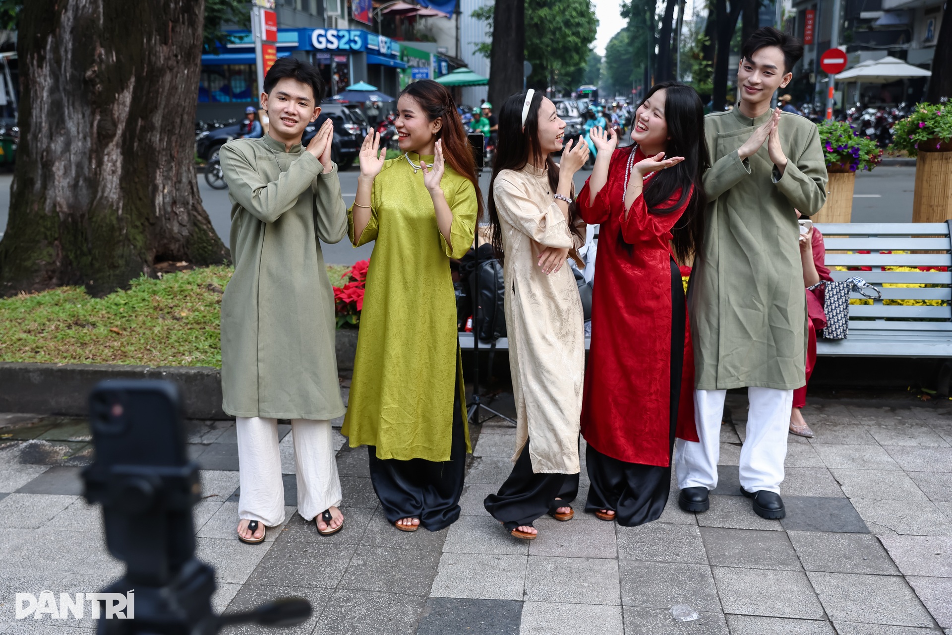 Nàng thơ xúng xính áo dài xuống phố chụp ảnh đón Tết sớm - 13 Nàng thơ xúng xính áo dài xuống phố chụp ảnh đón Tết sớm - 13