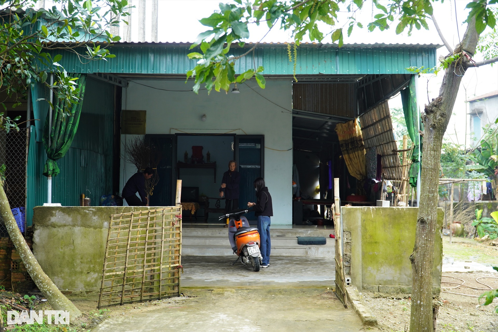 Nhờ bạn đọc báo Dân trí, em được vào đại học, có nhà mới đón Tết - 2 Nhờ bạn đọc báo Dân trí, em được vào đại học, có nhà mới đón Tết - 2