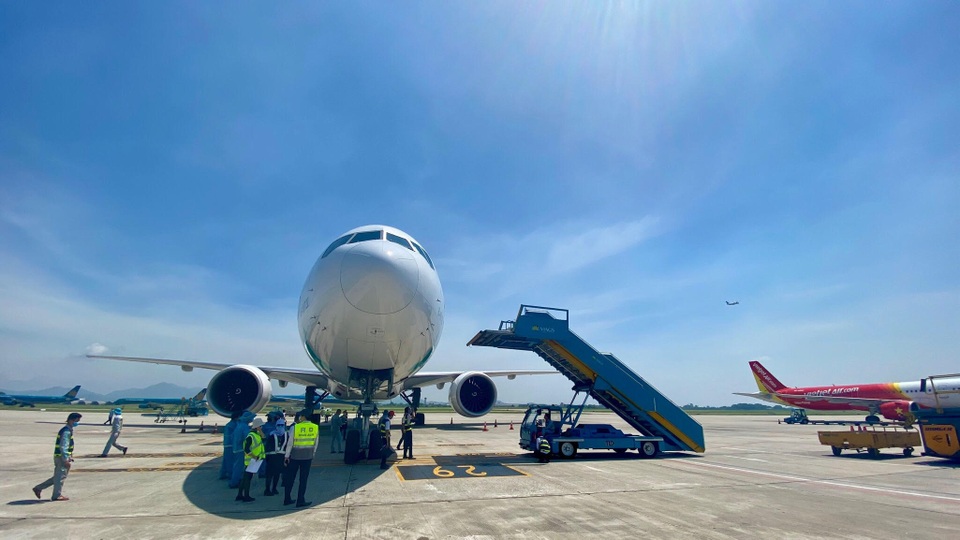 Chim trời va đập làm hỏng vỏ bọc động cơ máy bay - 1 Chim trời va đập làm hỏng vỏ bọc động cơ máy bay - 1