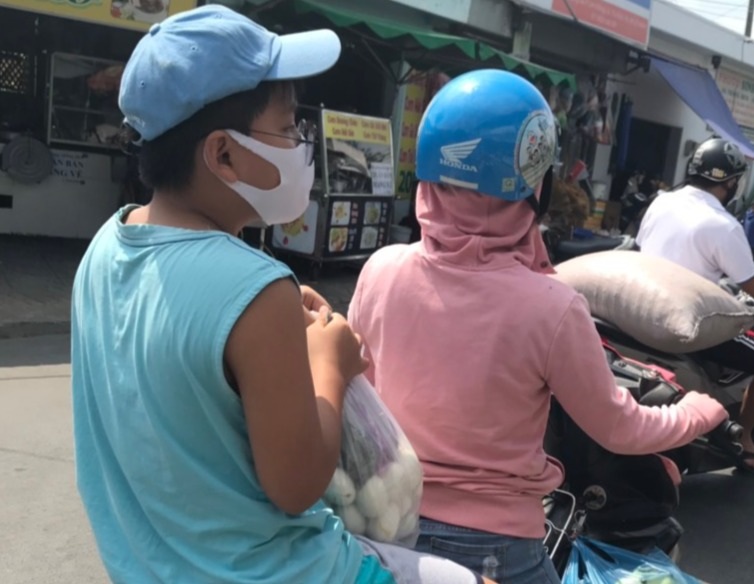 Tránh dịch, khách mua... 250 quả trứng vịt lộn, người bán đếm còng lưng - 3