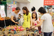 Muốn đưa hàng vô siêu thị phải... lót tay?