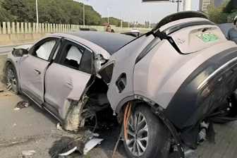 Chiếc xe điện gãy gập đuôi sau va chạm ở Thượng Hải, pin vẫn nguyên vẹn