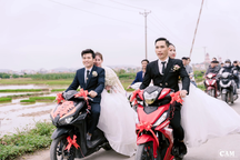 Anh em ruột hẹn nhau ở ngã ba để cùng đón dâu về nhà trong đám cưới chung