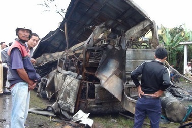 Chùm ảnh vụ xe tải đâm xe khách làm 10 người chết cháy thảm thương