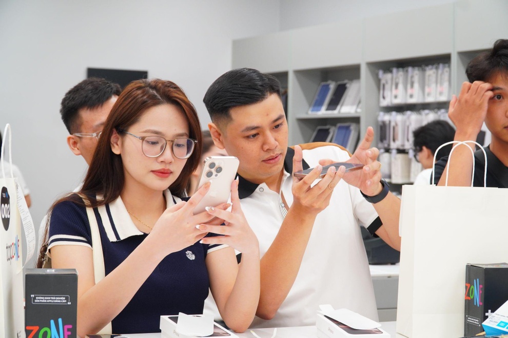 iFan vượt 80km, xếp hàng từ 19h30 để sở hữu iPhone 16 đầu tiên - 5 iFan vượt 80km, xếp hàng từ 19h30 để sở hữu iPhone 16 đầu tiên - 5