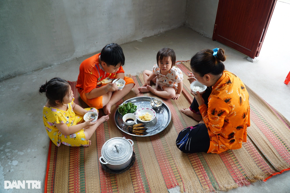 Chồng đột tử, góa phụ nghèo bất lực nhìn 3 con thơ chịu cảnh bữa đói bữa no - 2 Chồng đột tử, góa phụ nghèo bất lực nhìn 3 con thơ chịu cảnh bữa đói bữa no - 2