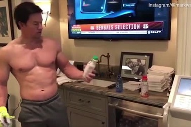 Tài tử Hollywood - Mark Wahlberg khoe cơ bắp