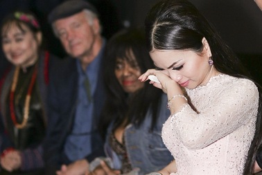 Em gái Cẩm Ly rơi nước mắt khi phim chồng tỷ phú hỗ trợ chiếu ở Hollywood