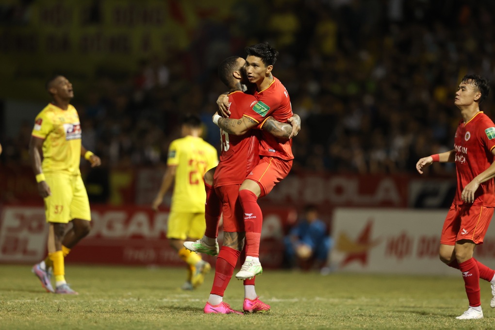 Thua đậm CLB Công An Hà Nội, Thanh Hóa có nguy cơ mất ngôi đầu bảng - 4 Thua đậm CLB Công An Hà Nội, Thanh Hóa có nguy cơ mất ngôi đầu bảng - 4