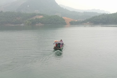 Bố bị gỗ đè chết, mẹ bỏ đi, bé lớp 2 sống trong khốn khó