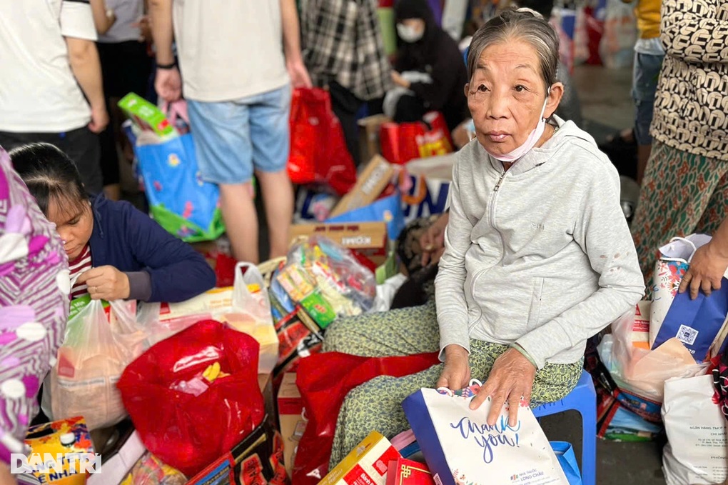 Bệnh nhân chạy thận, trẻ nhỏ vui xuân trong viện: Năm nay đã đủ đồ ăn Tết - 1 Bệnh nhân chạy thận, trẻ nhỏ vui xuân trong viện: Năm nay đã đủ đồ ăn Tết - 1