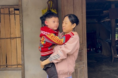 Vợ bệnh tật, "chàng Tấm" gồng gánh con thơ và cha mẹ già đau yếu