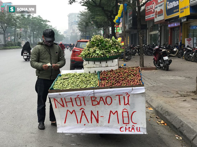 Kiếm tiền triệu mỗi ngày nhờ bán rong quả xanh đầu mùa - Ảnh 1.