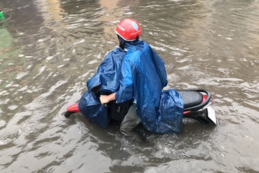 Sài Gòn ngập kinh hoàng chiều cuối tuần, giao thông tê liệt
