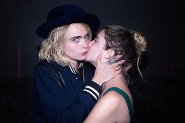 Cara Delevingne say đắm hôn bạn gái đồng tính
