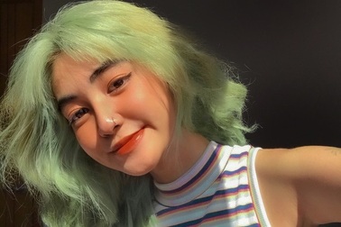 Nữ sinh thay đổi màu tóc mỗi tuần