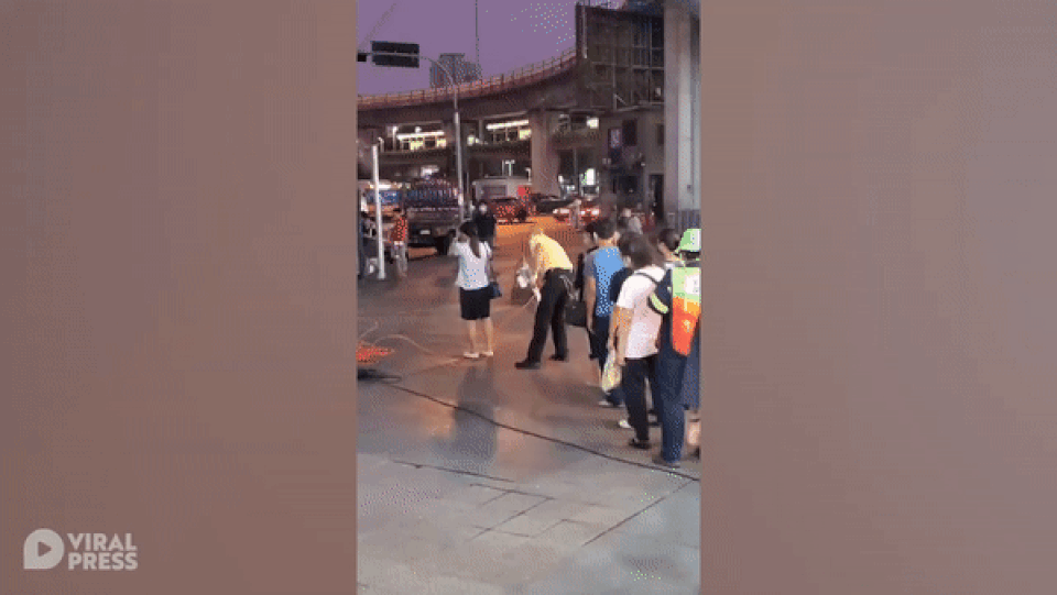 Hành khách xếp hàng dài chờ xịt khử trùng toàn thân trước khi lên xe bus - 1 Hành khách xếp hàng dài chờ xịt khử trùng toàn thân trước khi lên xe bus - 1
