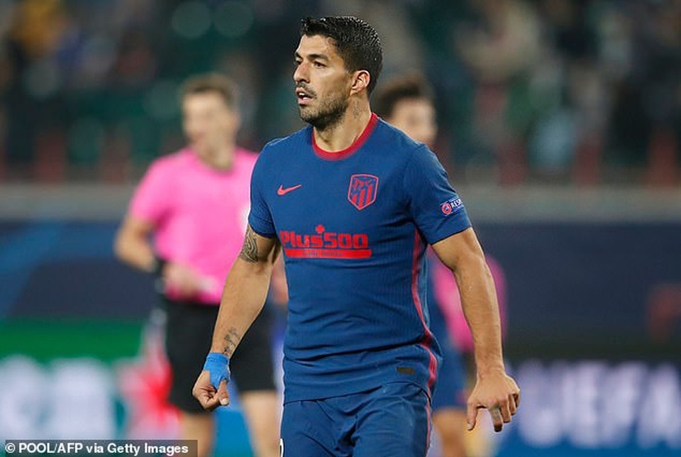 Luis Suarez nhận thẻ vàng vì nhìn trộm VAR - 4 Luis Suarez nhận thẻ vàng vì nhìn trộm VAR - 4