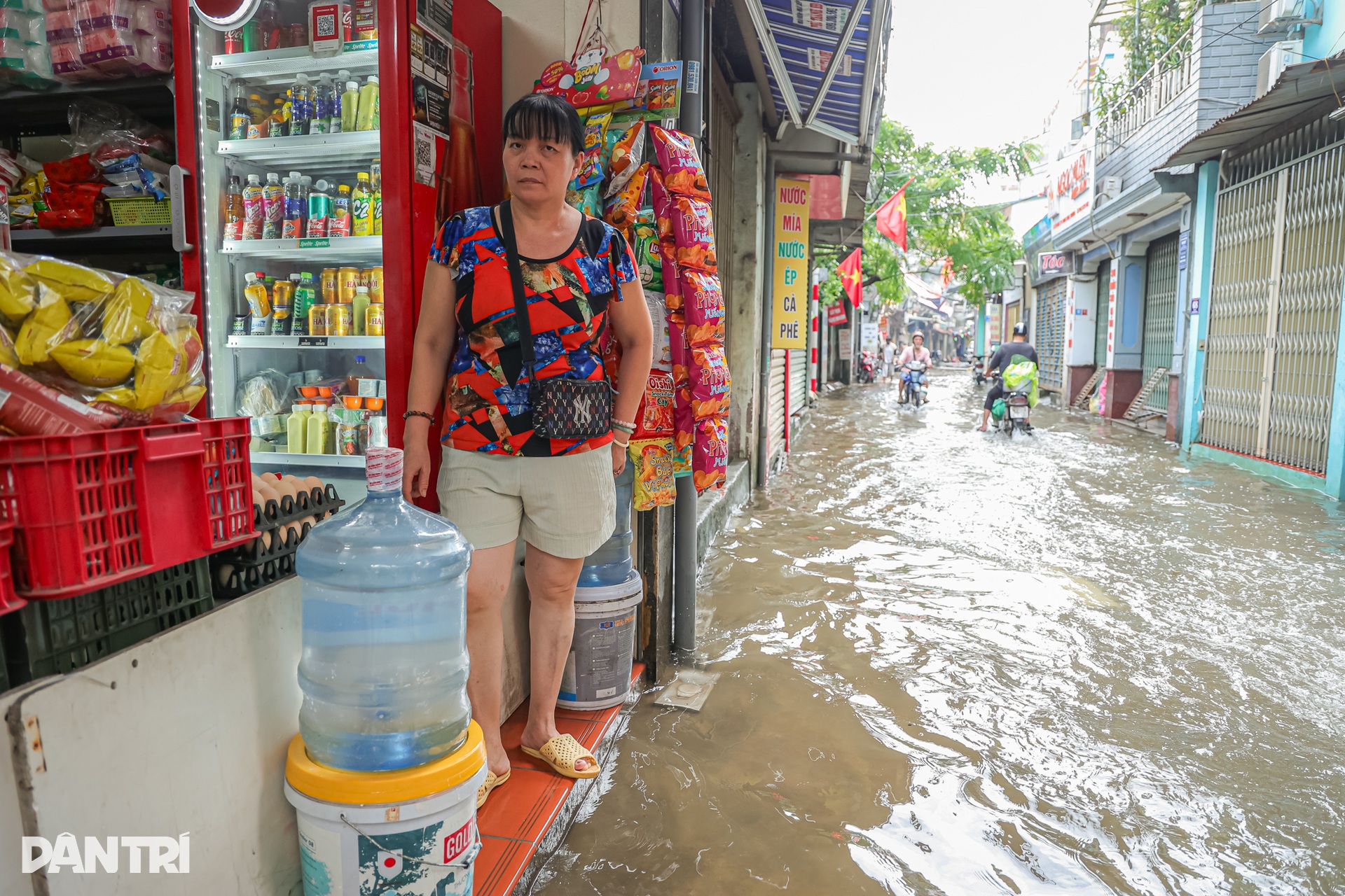 Người Hà Nội chật vật dọn nhà sau ngập, nhiều nơi nước vẫn chưa rút - 7 Người Hà Nội chật vật dọn nhà sau ngập, nhiều nơi nước vẫn chưa rút - 7