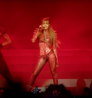 Lisa trở lại gây sốt, diện váy áo khoe thân hình gợi cảm tại Coachella 2025 - 3