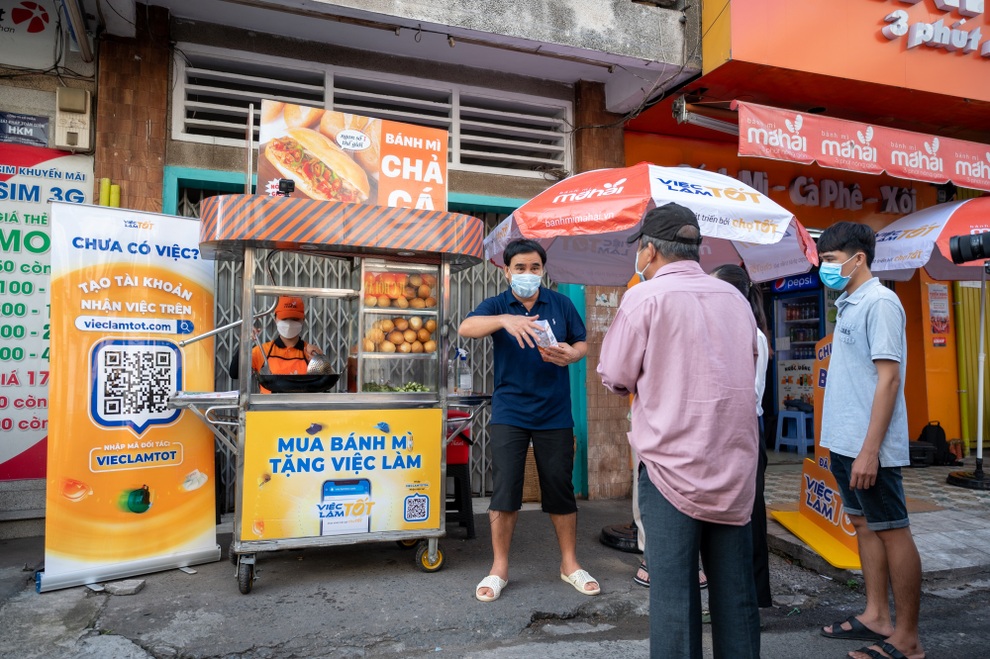 Khi nghệ sĩ đẩy xe bánh mì, tích cực tìm việc làm cho người nghèo - 2 Khi nghệ sĩ đẩy xe bánh mì, tích cực tìm việc làm cho người nghèo - 2