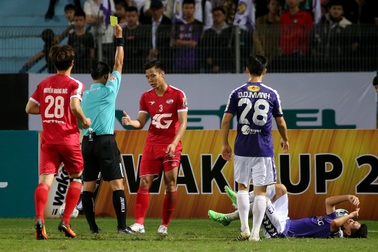 Quế Ngọc Hải bị treo giò nội bộ sau pha vào bóng rợn người