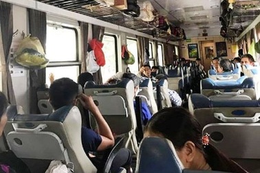 Hành khách hú hồn khi tàu hoả đâm phải đàn trâu