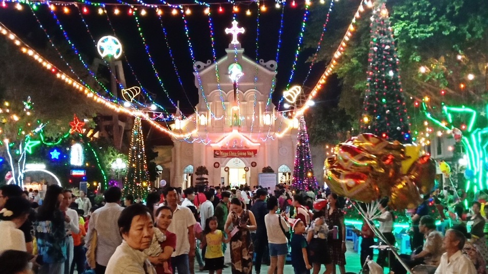 Các nhà thờ trang trí bắt mắt, đường phố đông nghịt người vui chơi đêm Noel - 12 Các nhà thờ trang trí bắt mắt, đường phố đông nghịt người vui chơi đêm Noel - 12