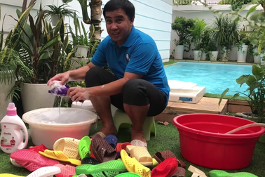 Ở biệt thự triệu đô, Quyền Linh khệ nệ rửa hàng trăm đôi dép tổ ong