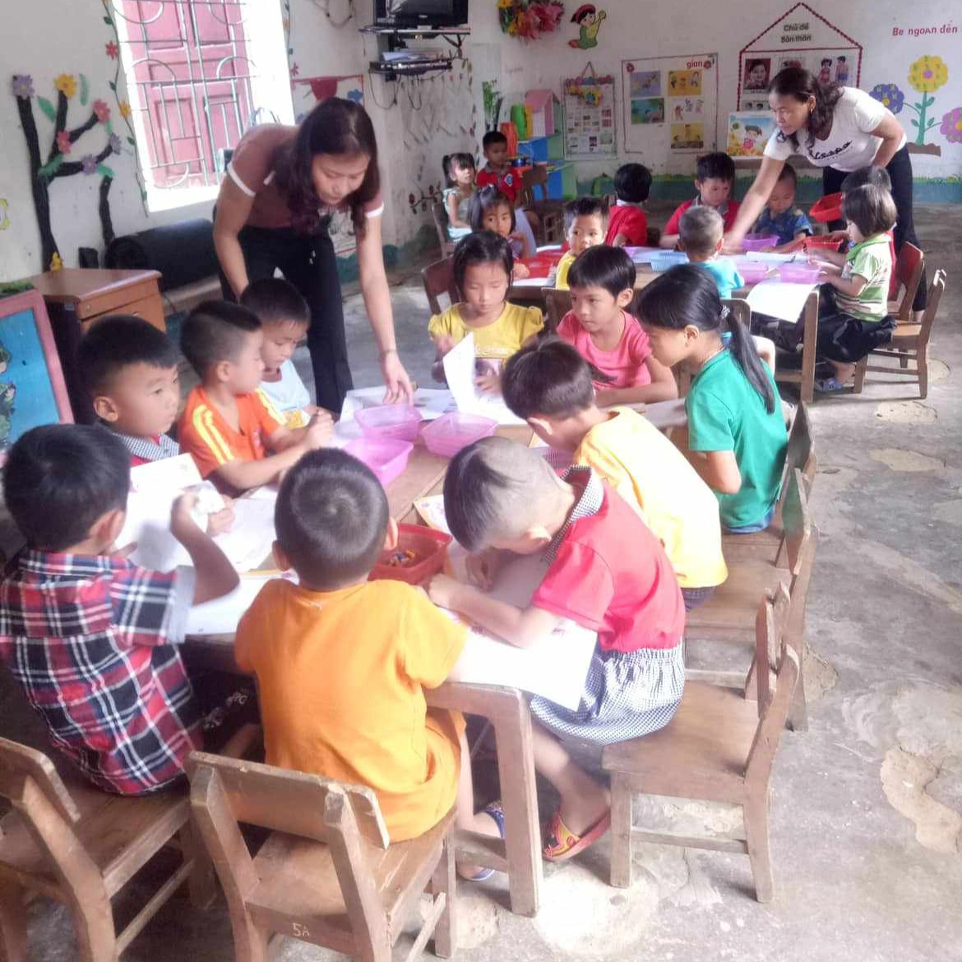 Hàng chục trẻ mầm non miền núi chen chúc trong phòng học xuống cấp - 7 Hàng chục trẻ mầm non miền núi chen chúc trong phòng học xuống cấp - 7