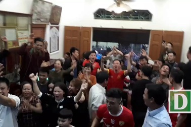Rất đông bà con hàng xóm sang gia đình Quang Hải tại quê ở Đông Anh để cổ vũ cho Hải và đội tuyển Việt Nam