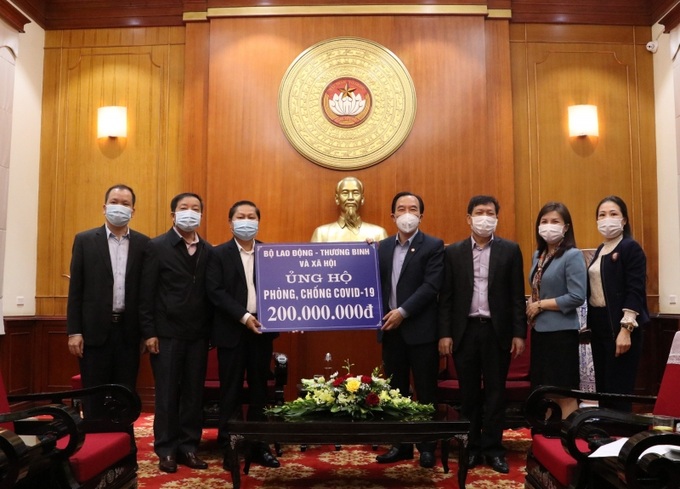 Thay mặt Lãnh đạo Bộ LĐ-TB&XH, Thứ trưởng Lê Tấn Dũng trao tặng 200 triệu đồng ủng hộ phòng chống dịch Covid-19. Ảnh: molisa.gov.vn