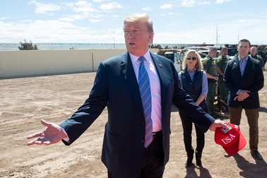 Ông Trump khoe bức tường biên giới “có thể rán được trứng”