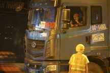 Bị CSGT kiểm tra, hàng loạt tài xế xe quá tải "gọi điện cho người thân"