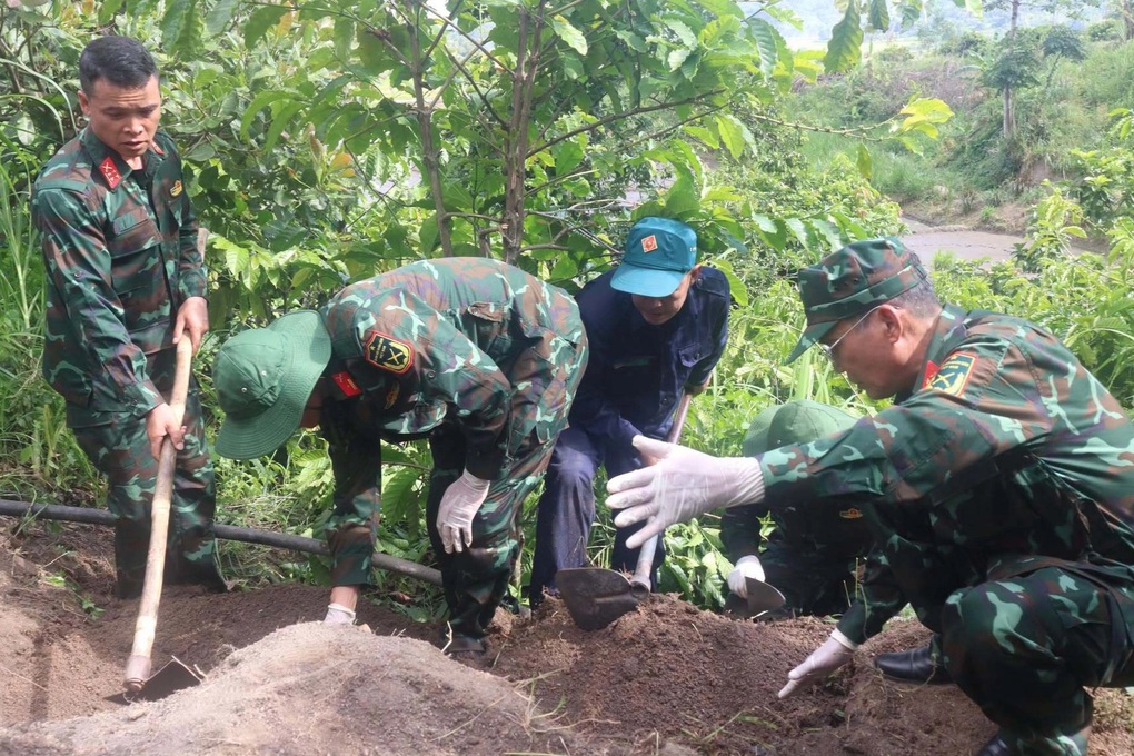 Làm cỏ trên rẫy cà phê, bất ngờ phát hiện hài cốt liệt sĩ - 1
