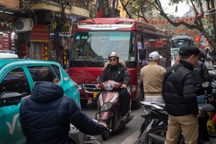 Xe khách trên 16 chỗ "chen chúc" gây ùn tắc giữa phố cổ Hà Nội