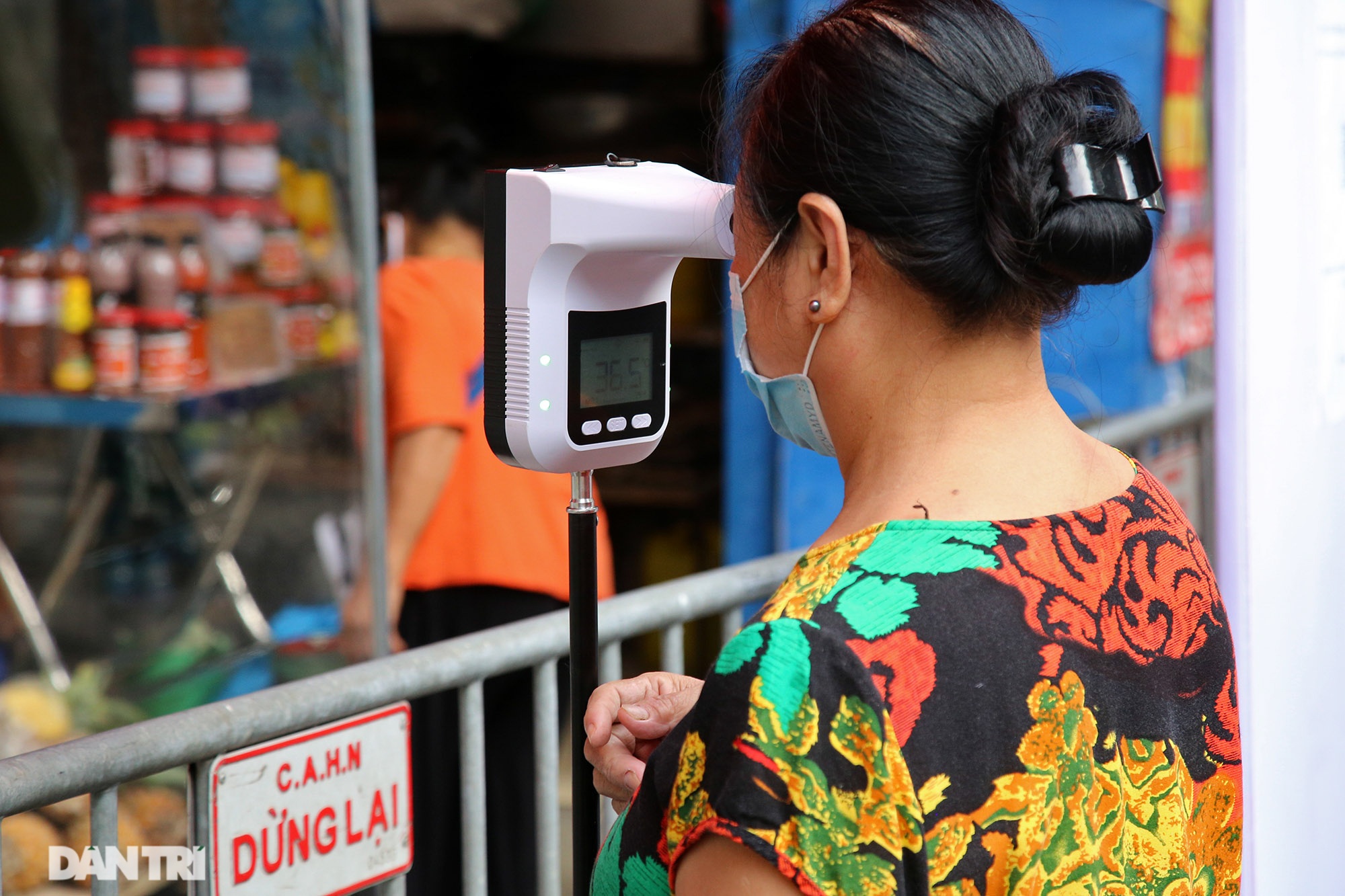 Mới lạ cảnh mua bán bằng ám hiệu ngón tay ở chợ nhà giàu phố cổ Hà Nội - 5 Mới lạ cảnh mua bán bằng ám hiệu ngón tay ở chợ nhà giàu phố cổ Hà Nội - 5