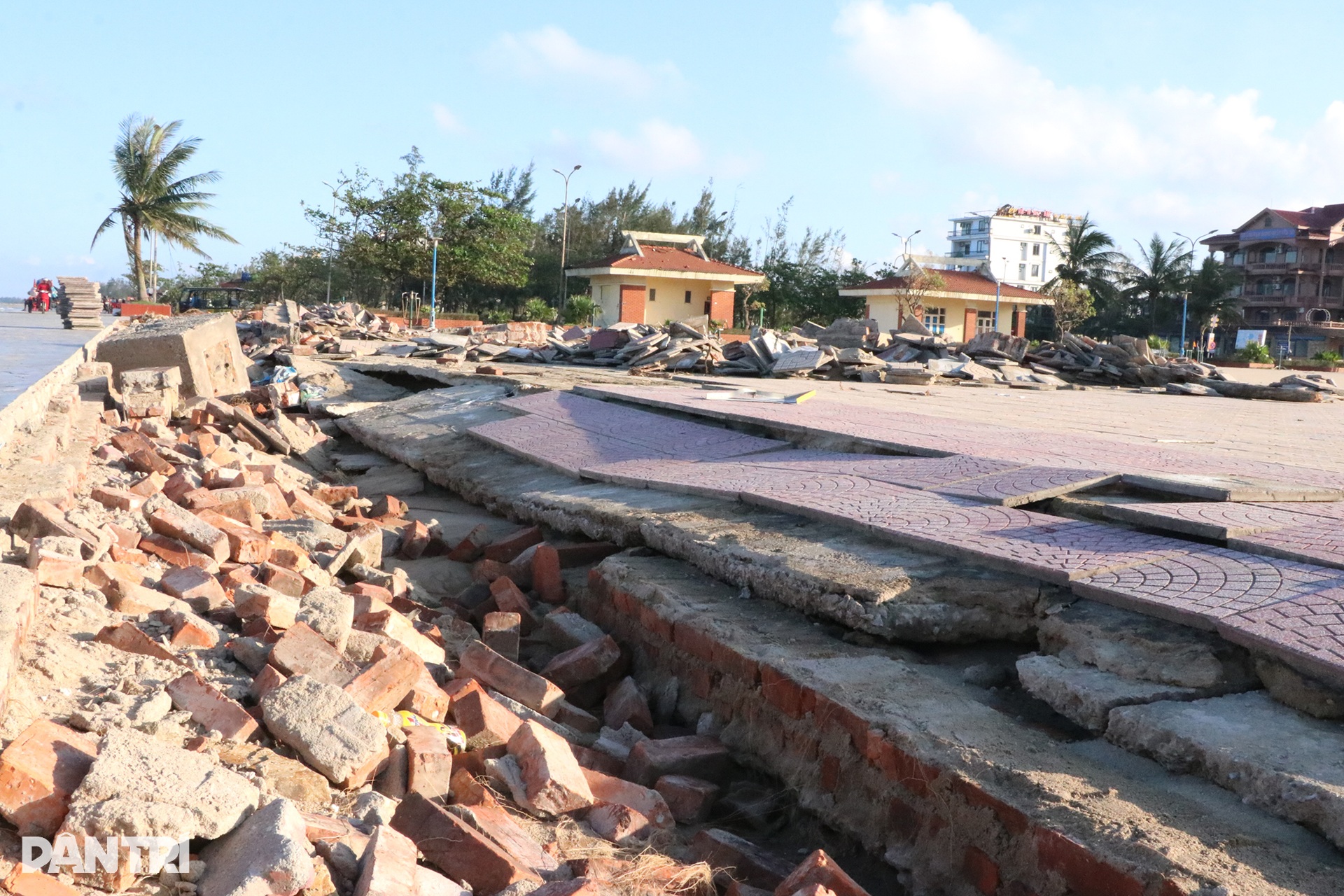 Quảng trường biển tan tác sau bão Bualoi - 3 Quảng trường biển tan tác sau bão Bualoi - 3