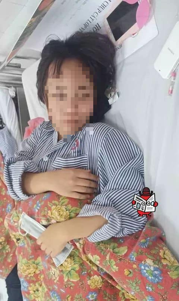 Clip: Nữ sinh cấp 3 bị hơn chục người lao vào đánh hội đồng tới tấp, phải nhập viện cấp cứu vì nghi tụ máu não - Ảnh 2. Clip: Nữ sinh cấp 3 bị hơn chục người lao vào đánh hội đồng tới tấp, phải nhập viện cấp cứu vì nghi tụ máu não - Ảnh 2.