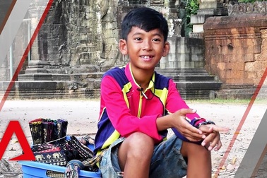 Cậu bé bán hàng rong biết 15 ngoại ngữ kể chuyện "đổi đời"