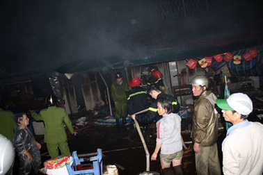 Cháy chợ tạm Hàng Da, hàng chục quầy hàng bị thiêu rụi