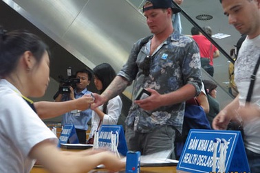 Hai hành khách vào Việt Nam từ vùng dịch Ebola có dấu hiệu sốt