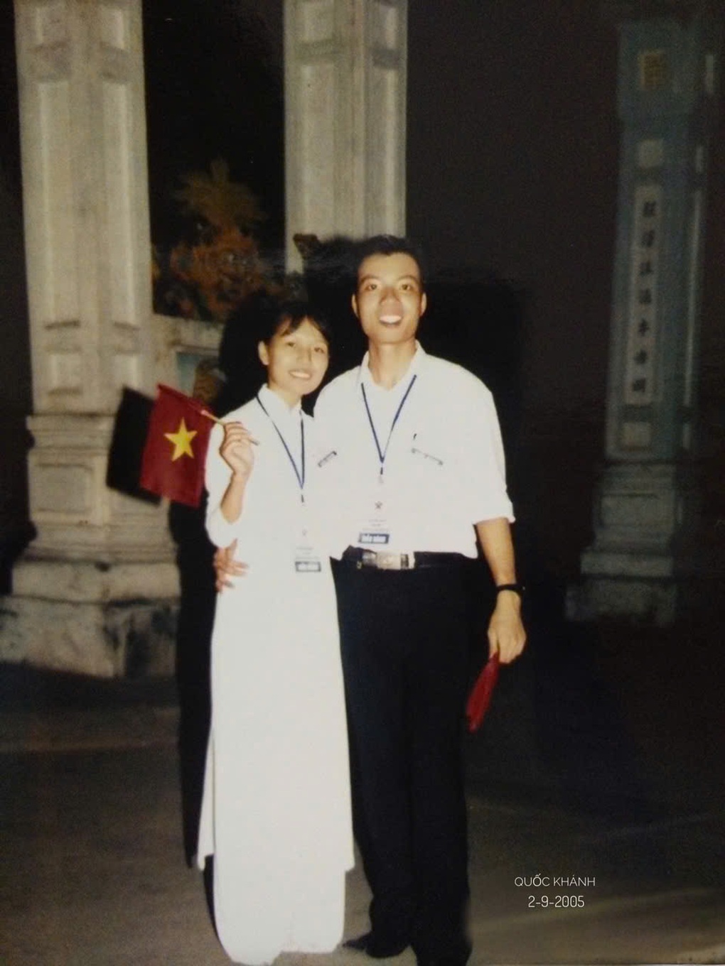 Bức ảnh cặp đôi tham gia diễu binh năm 2005 bất ngờ được chú ý sau 20 năm - 1