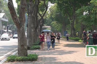 Người Hà Nội mệt mỏi trong nắng gắt đầu mùa
