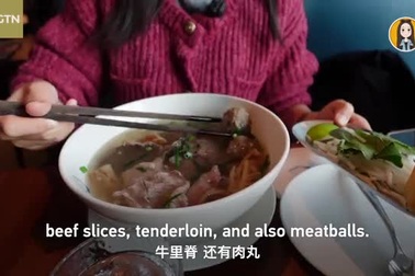 Quán phở Việt ở Bắc Kinh đông kín khách ăn kèm loại quẩy "khác lạ"