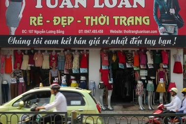 Ngôn từ quảng cáo gây sốc trên phố Hà Nội